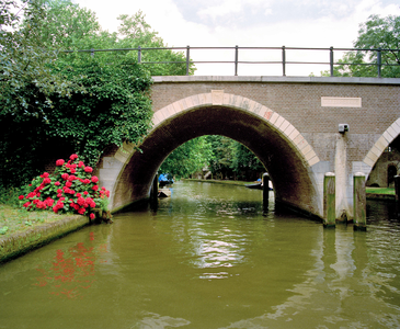 840553 Gezicht op de Vollersbrug over de Oudegracht te Utrecht, vanaf een waterfiets.